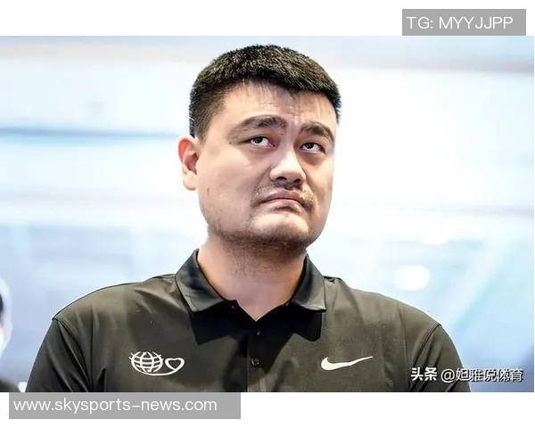 球迷热情高涨齐声呼喊姚明重返赛场展现传奇风采