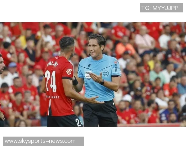 西甲焦点战曼城大胜巴萨争议判罚引发全场热议